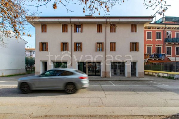 negozio in vendita a Verona in zona Borgo Roma