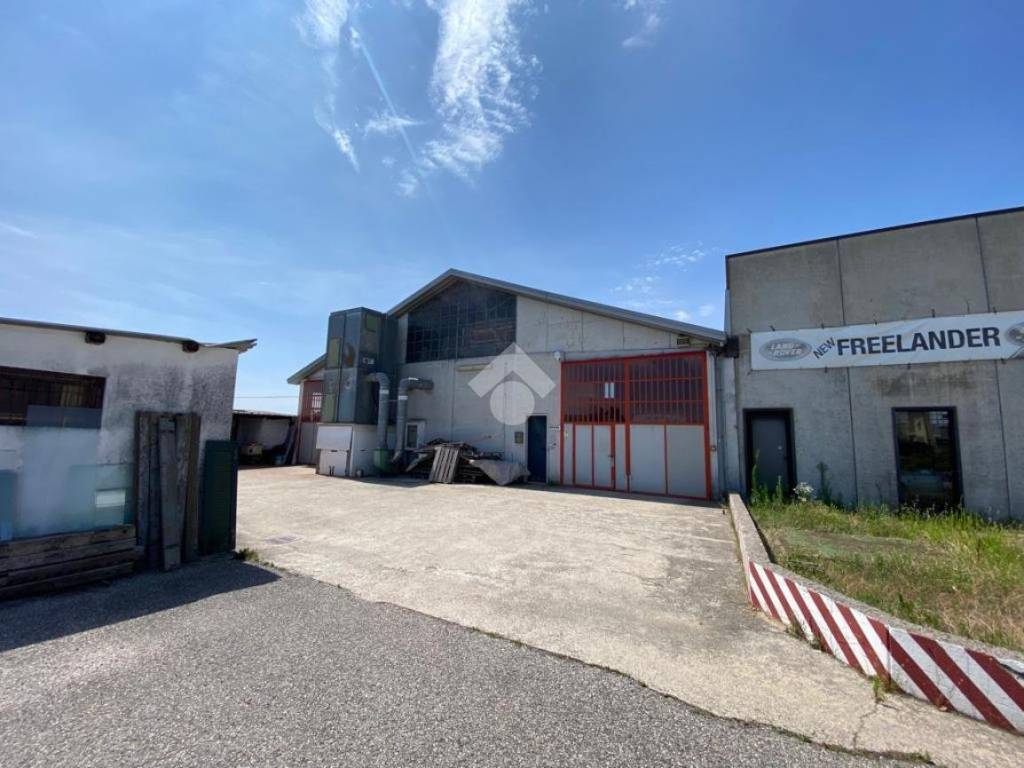 locale commerciale in vendita a Verona in zona Quinzano