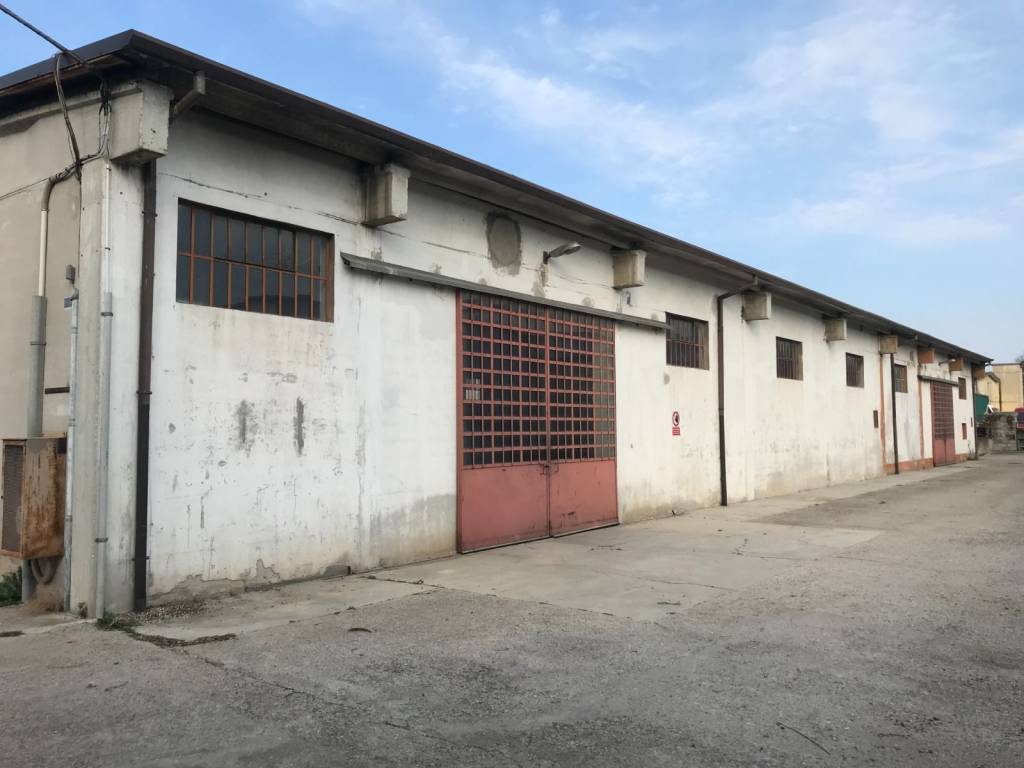 locale commerciale in vendita a Verona in zona Santa Lucia