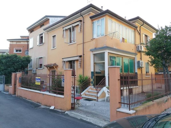 casa indipendente in vendita a Verona in zona Santa Lucia