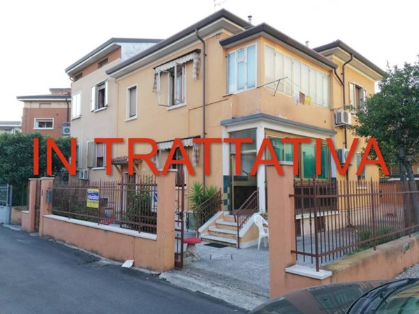 casa indipendente in vendita a Verona in zona Santa Lucia