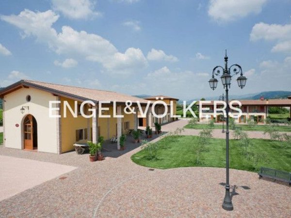 casa indipendente in vendita a Verona in zona Valdonega