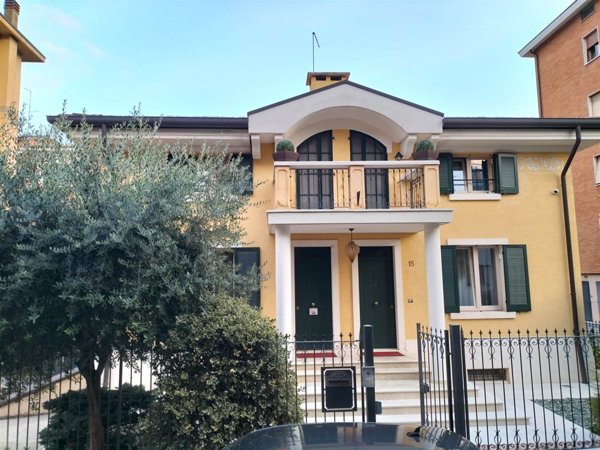casa indipendente in vendita a Verona in zona Valdonega