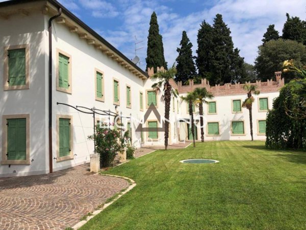 casa indipendente in vendita a Verona in zona Centro Storico