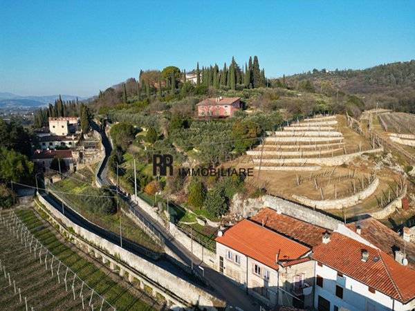 villa in vendita a Verona in zona Parona di Valpolicella