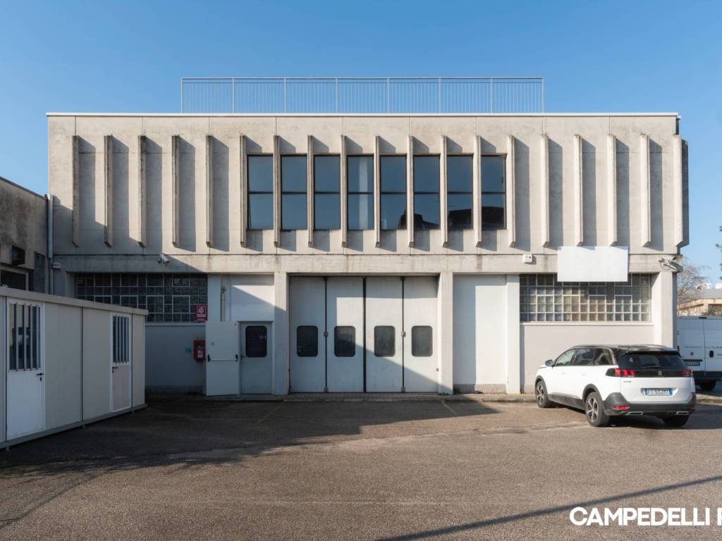 locale commerciale in vendita a Verona in zona Santa Lucia