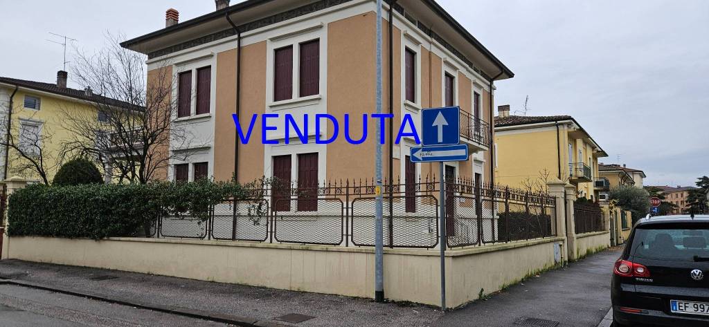 casa indipendente in vendita a Verona in zona Borgo Roma