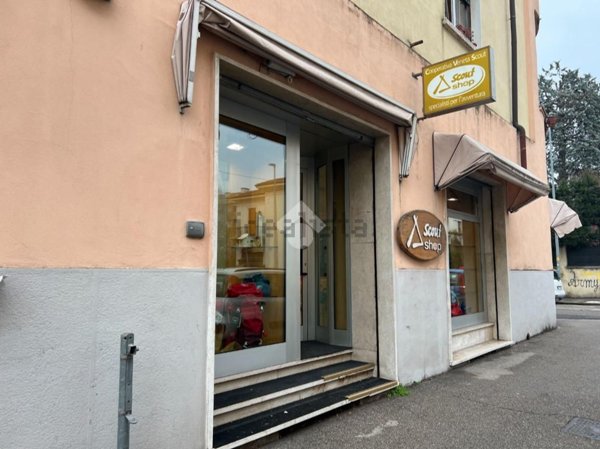 negozio in vendita a Verona in zona Borgo Roma