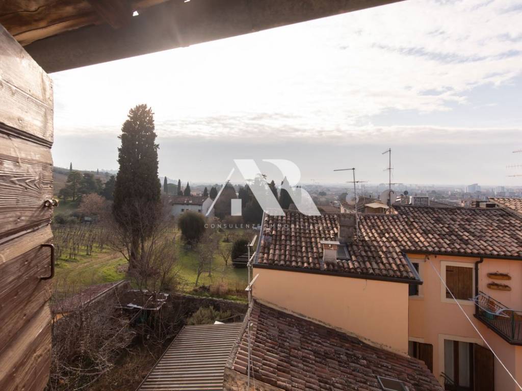casa indipendente in vendita a Verona in zona Quinzano