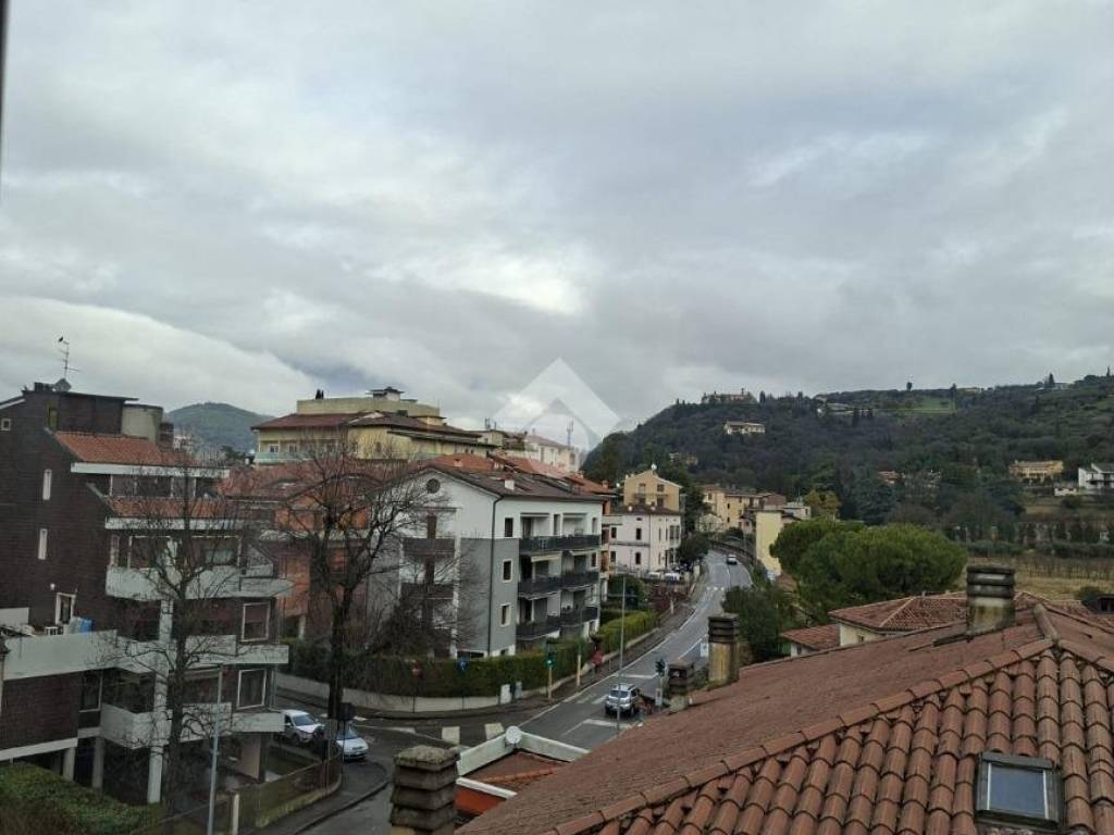 appartamento in vendita a Verona in zona Valdonega