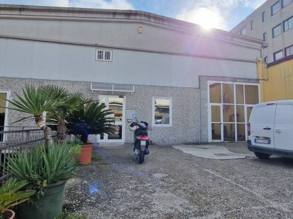 locale commerciale in vendita a Verona in zona Santa Lucia