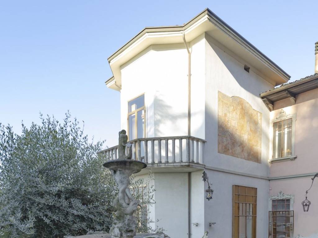 casa indipendente in vendita a Verona in zona Valdonega