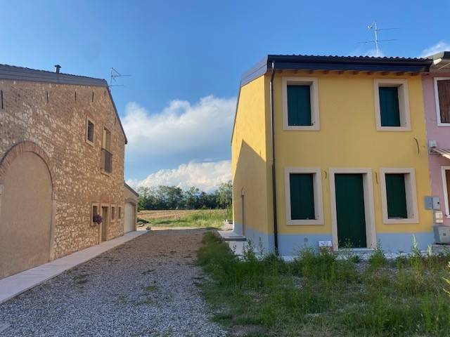 casa indipendente in vendita a Verona in zona Santa Lucia