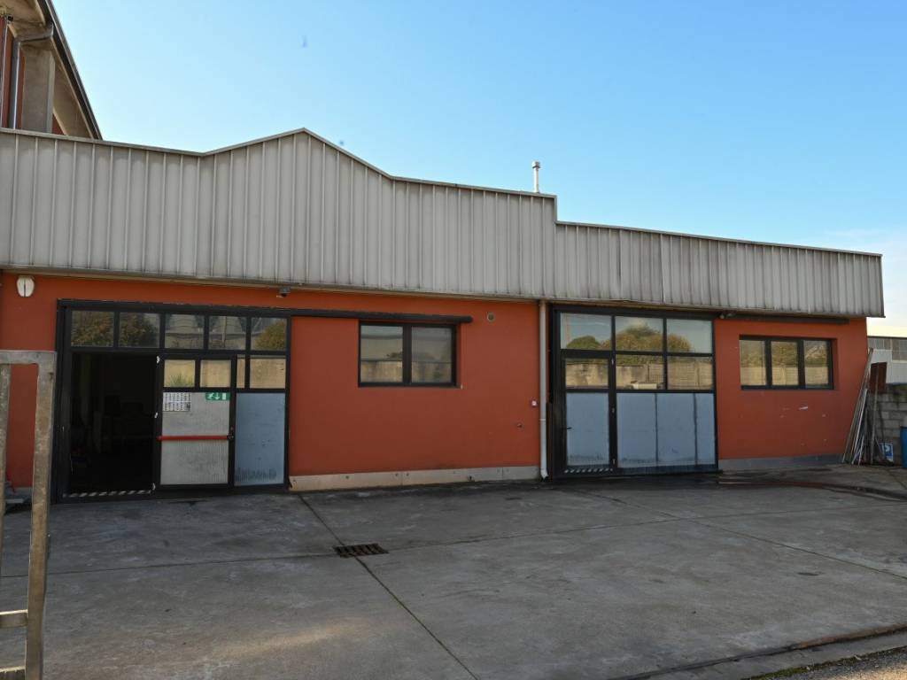 locale commerciale in vendita a Verona in zona Santa Lucia