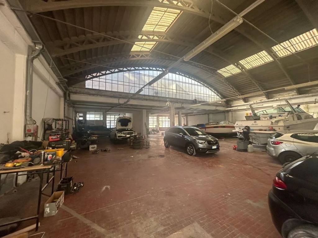 locale commerciale in vendita a Verona in zona Golosine