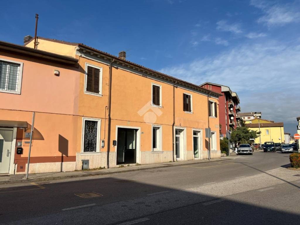 negozio in vendita a Verona in zona Borgo Roma