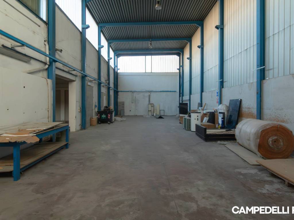 locale commerciale in vendita a Verona in zona Golosine