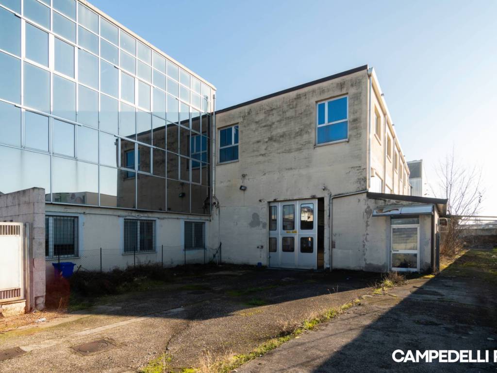 locale commerciale in vendita a Verona in zona Santa Lucia