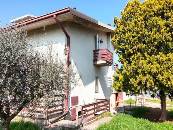 casa indipendente in vendita a Verona in zona Santa Lucia