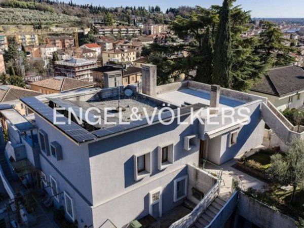 casa indipendente in vendita a Verona in zona Valdonega