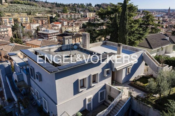 casa indipendente in vendita a Verona in zona Valdonega