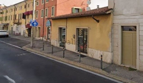negozio in vendita a Verona in zona Borgo Roma
