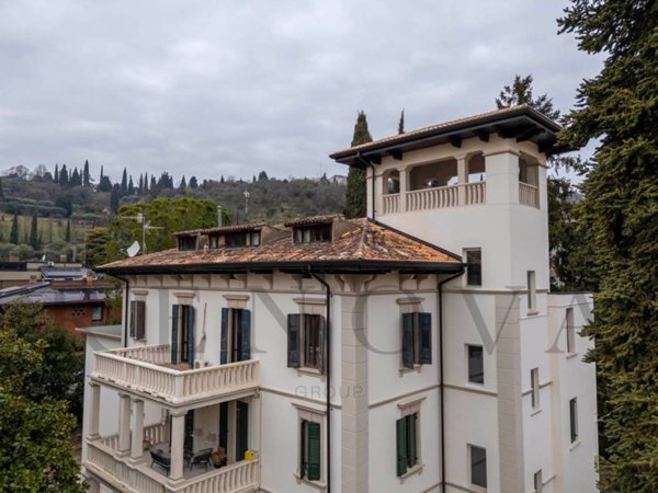 casa indipendente in vendita a Verona in zona Valdonega