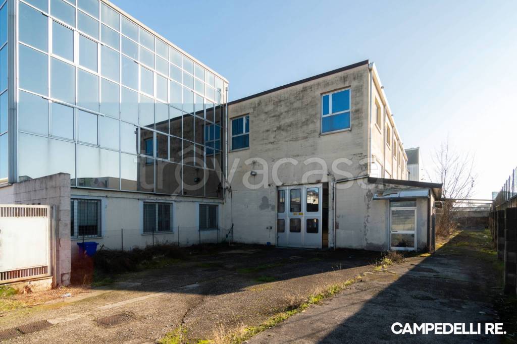 locale commerciale in vendita a Verona