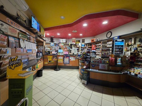 negozio in vendita a Verona in zona Santa Lucia