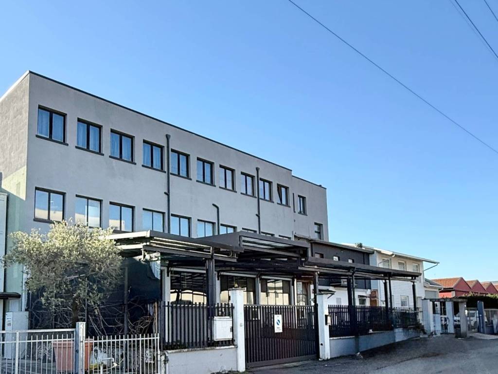 locale commerciale in vendita a Verona in zona Santa Lucia