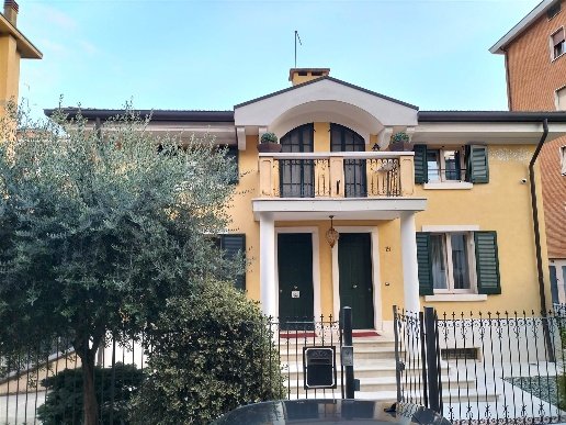 casa indipendente in vendita a Verona in zona Valdonega