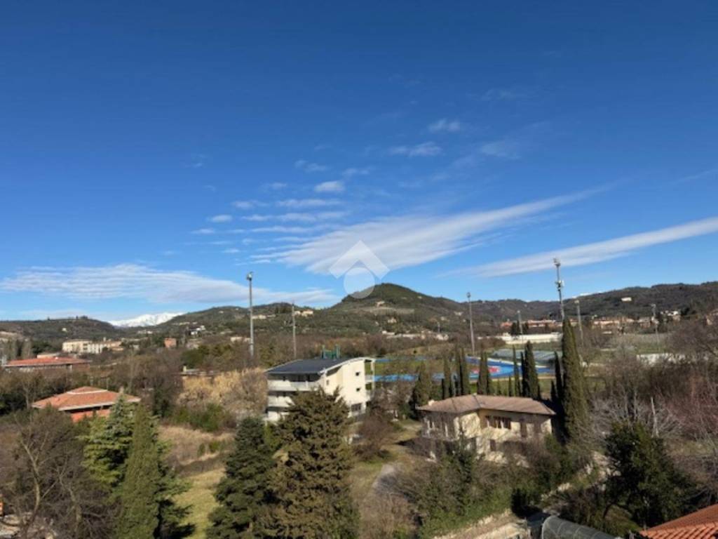 appartamento in vendita a Verona in zona Valdonega