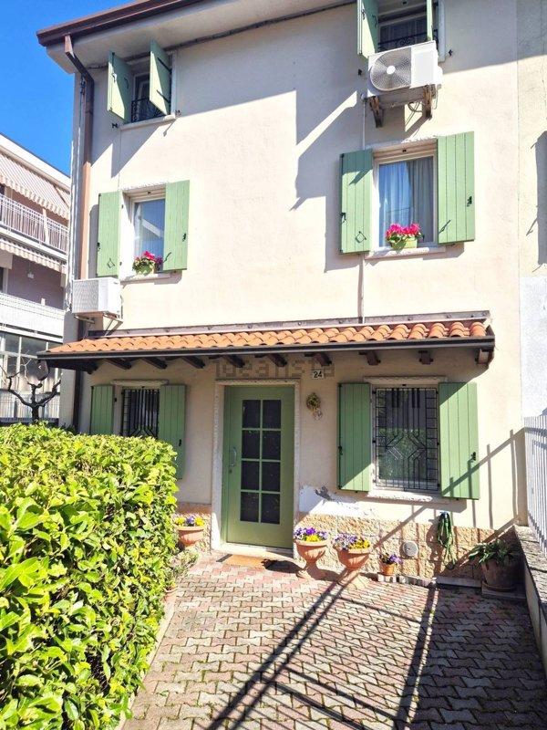 casa indipendente in vendita a Verona in zona Golosine