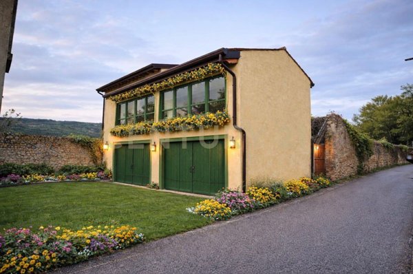 casa indipendente in vendita a Verona in zona Centro Storico