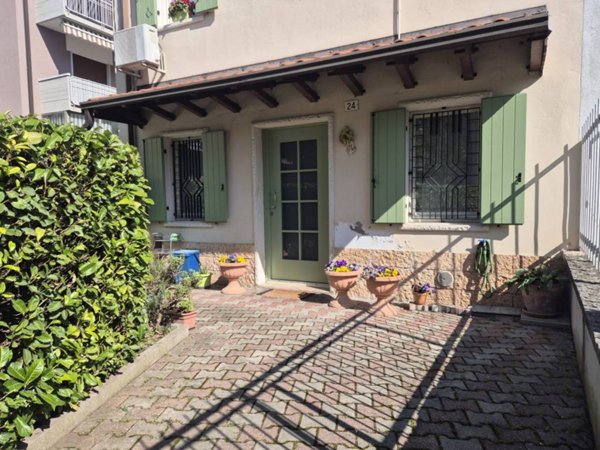 casa indipendente in vendita a Verona in zona Golosine