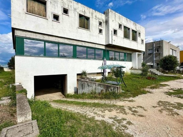 locale commerciale in vendita a Verona in zona Chievo