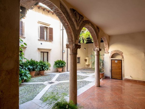 appartamento in vendita a Verona in zona Centro Storico