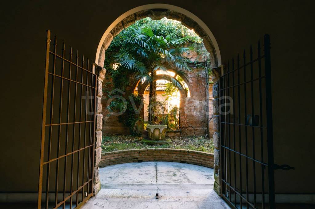 appartamento in vendita a Verona in zona Centro Storico