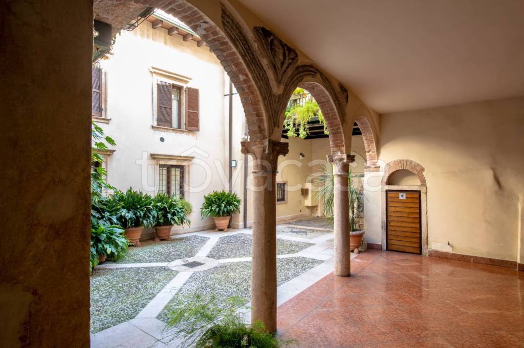 appartamento in vendita a Verona in zona Centro Storico