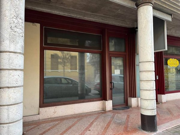 negozio in vendita a Verona in zona Borgo Venezia / Borgo Trieste