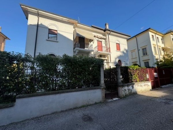 casa indipendente in vendita a Verona in zona Valdonega