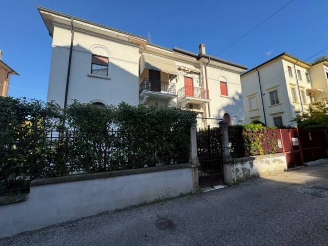casa indipendente in vendita a Verona in zona Valdonega