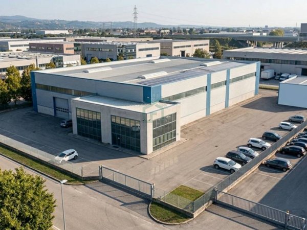 locale commerciale in vendita a Verona in zona Santa Lucia