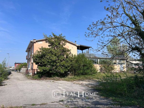 casa indipendente in vendita a Verona in zona Santa Lucia