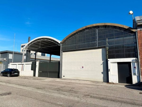 locale commerciale in vendita a Verona in zona Golosine