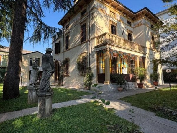 casa indipendente in vendita a Verona in zona Valdonega