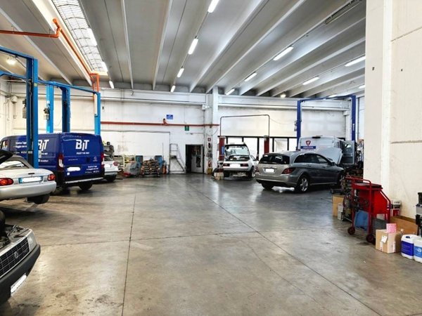 locale commerciale in vendita a Verona in zona Golosine