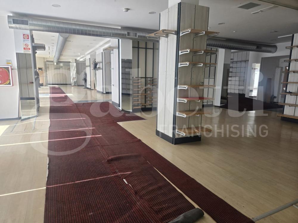 negozio in vendita a Verona in zona Santa Lucia