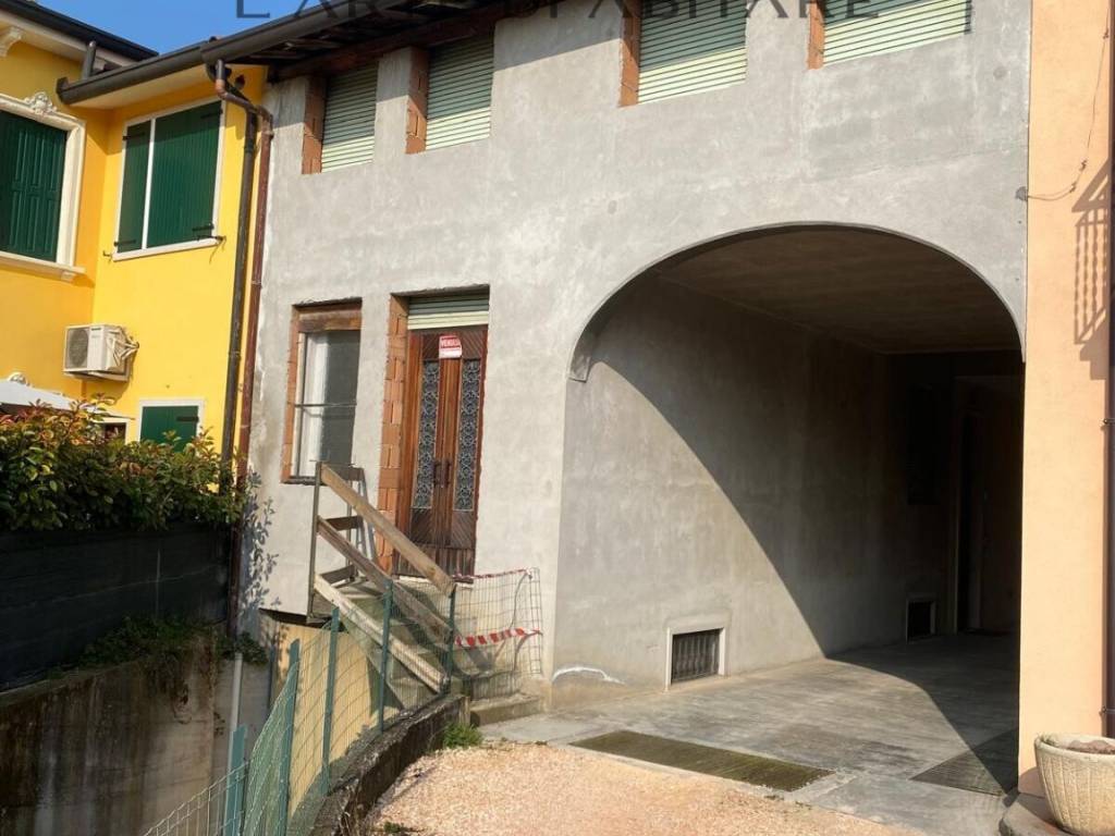 casa indipendente in vendita a Verona in zona Cadidavid