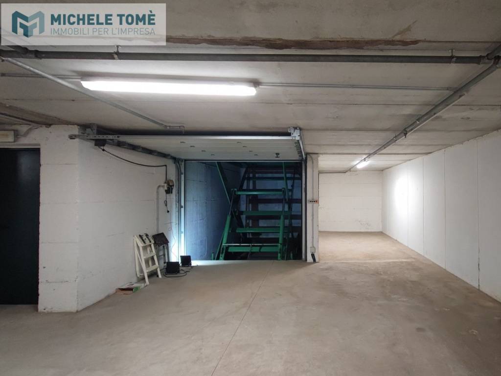 locale commerciale in vendita a Verona in zona Santa Lucia